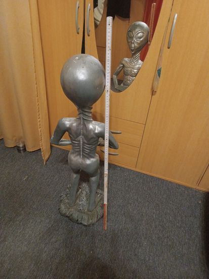 Alien Figur ca. 90cm groß Vogeltränke in Beeskow