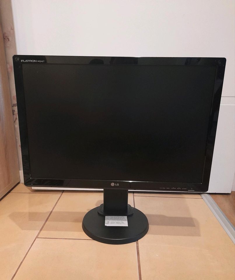 LG Monitor 22 Zoll 56 cm diagonale Neigung-Höhenverstellbar in Moers