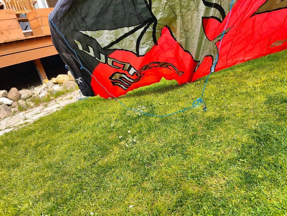 Kiteboard und 9m²(?) Kite von Unleashed im Rucksack in Quarnbek