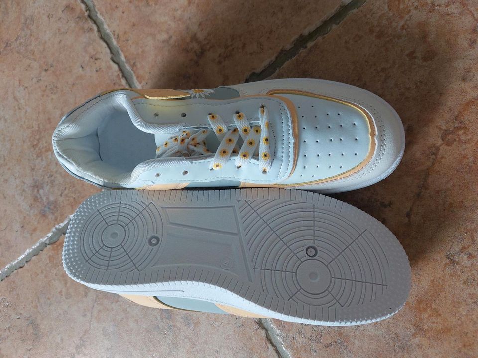 NEU Sneaker in weiß Gr. 38 in Biederitz