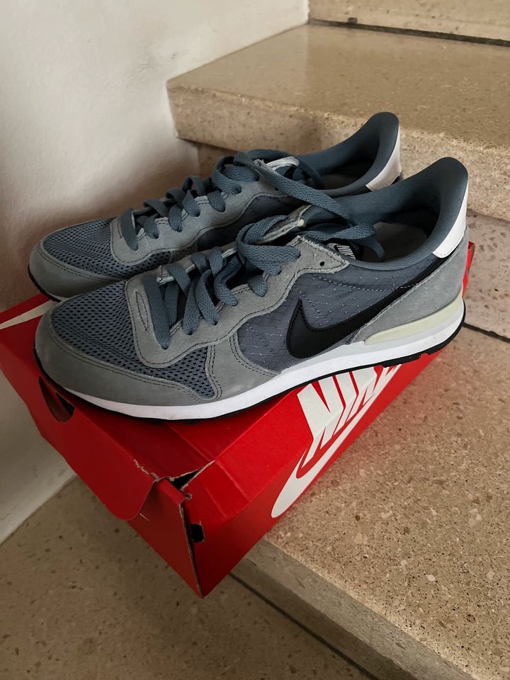 NIKE Internationalist - Gr. 42 - schwarz grau weiß in Maxdorf