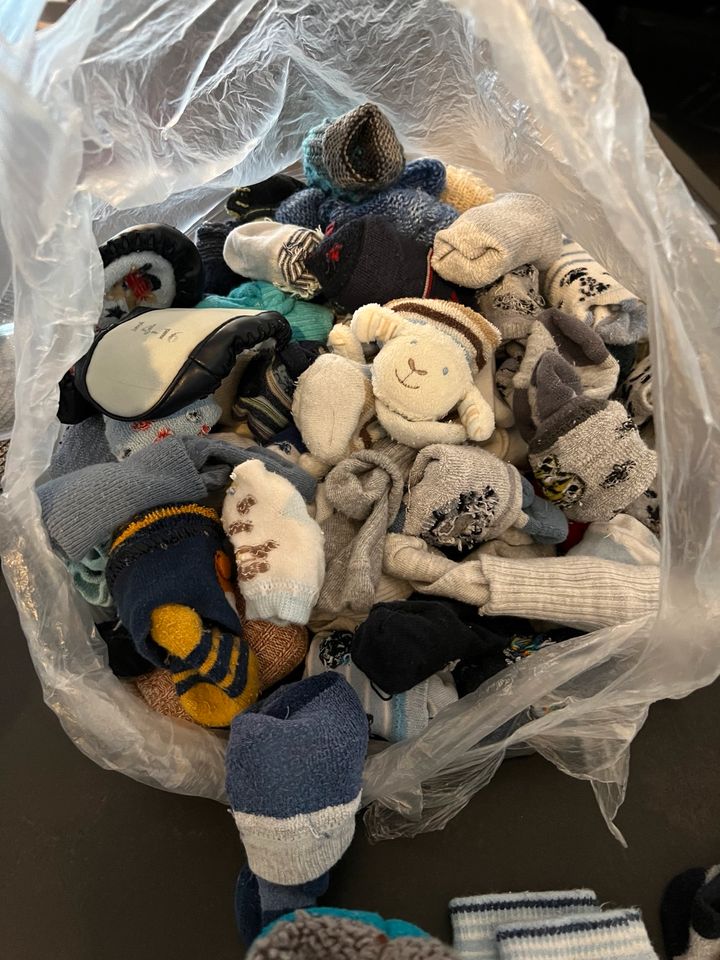 Tüte mit über 100 Socken,Schuhe,Rasselsocken von 0 bis Gr.20 in Donaueschingen