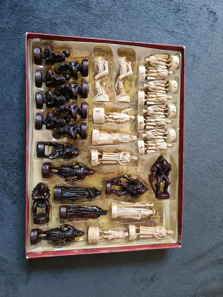 The Lord of Rings Schess Set (The two towers) in Singen