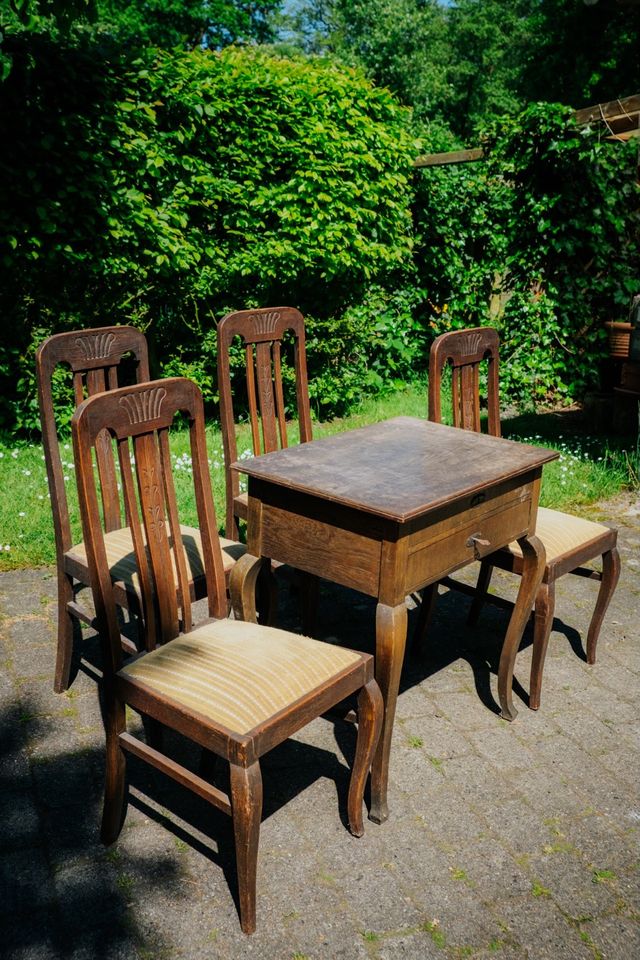 Biedermeier Tisch mit 4 Stühlen in Barßel