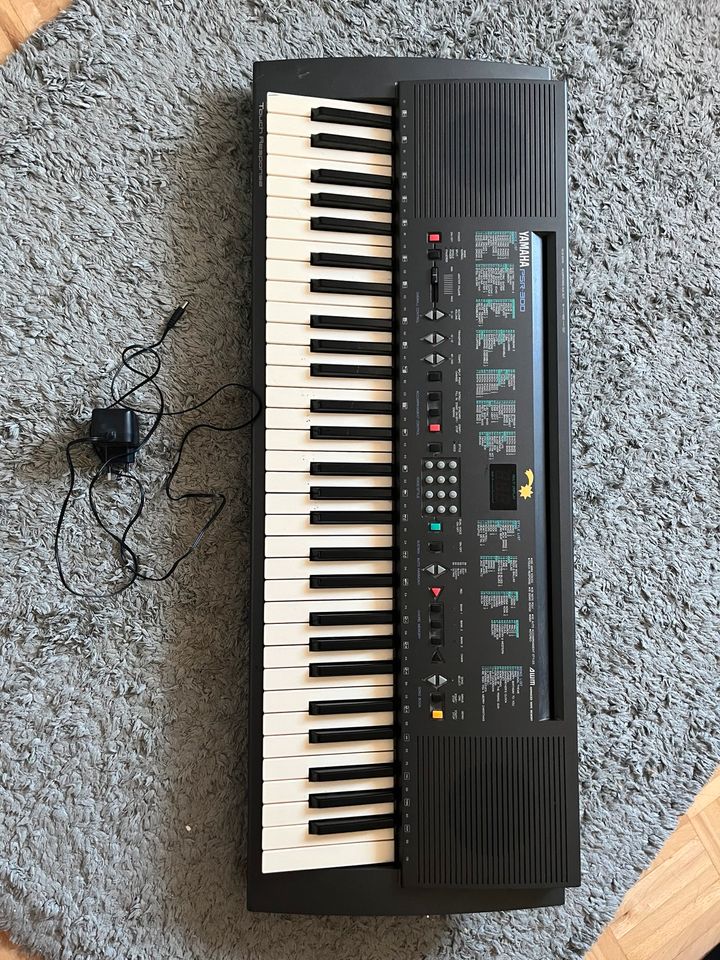 Keyboard Yamaha Psr 300 in Jesberg