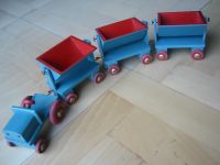 Altes Holzspielzeug : Holztraktor ; Zugmaschine mit Anhängern Nordrhein-Westfalen - Ennigerloh Vorschau