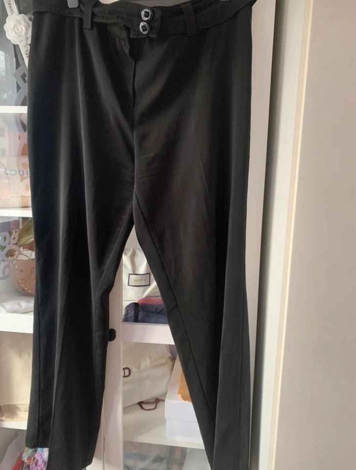 Schwarze Hose Stoffhose mit Gürtel Gr.48 in Beckingen