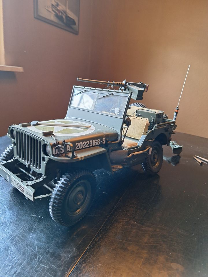 Hachette Willys Jeep 1:8 mit Anhänger und Kanone in Adendorf