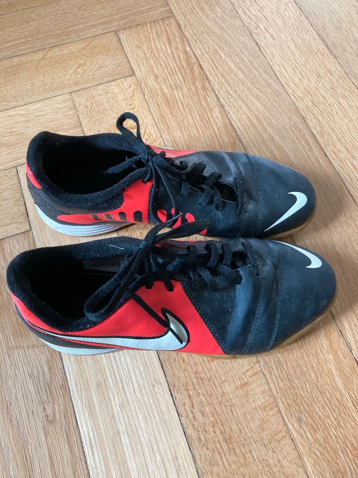 Fussball-Schuhe Nike Größe 37 in Hannover