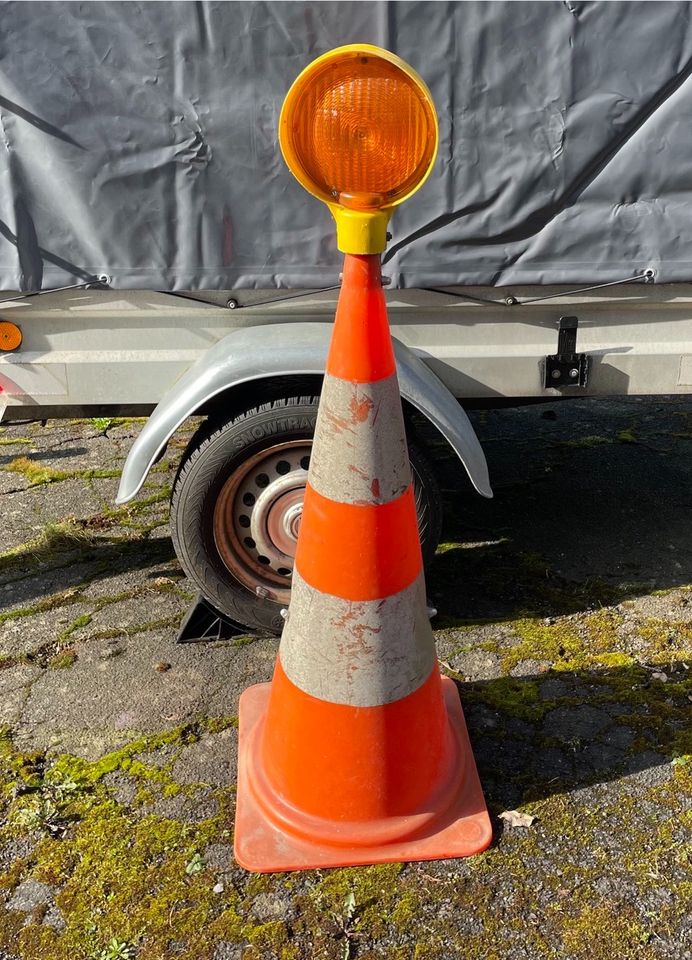 Baustelle Pylon Absperrhütchen Leitkegel Verkehrsleitkegel in Hellenthal