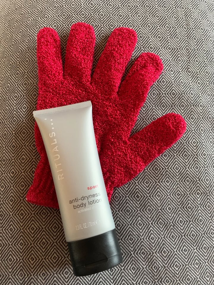 Rituals Anti-Dryness Body Lotion Sport Peeling Handschuh in Manching