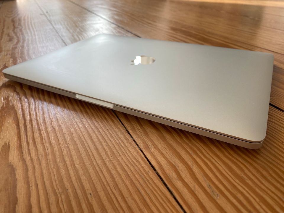 Apple MacBook Pro 13,3 Zoll / 256GB SSD / 8GB / 2018 (Silber+OVP) in Hamburg