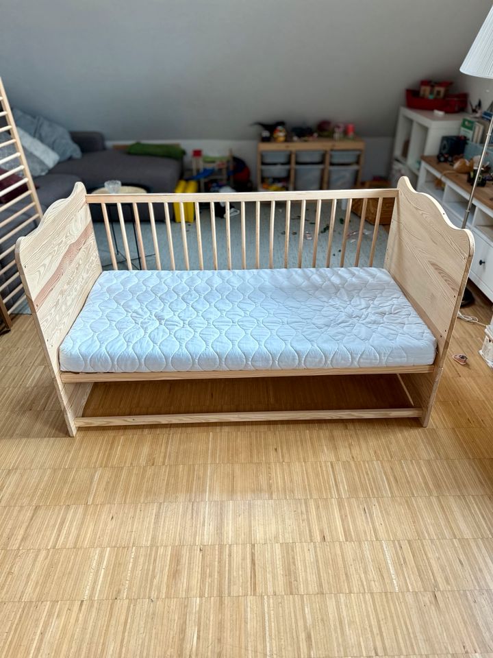 Baby / Kleinkind Bett aus Vollholz mit Himmelbett Halterung in Tübingen