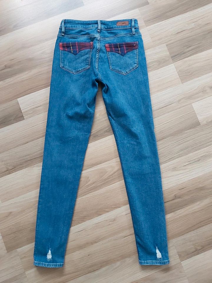 TOMMY HILFIGER Hose Jeanshose Jeans Röhrenjeans Gr. S (26/32) in Nürnberg (Mittelfr)