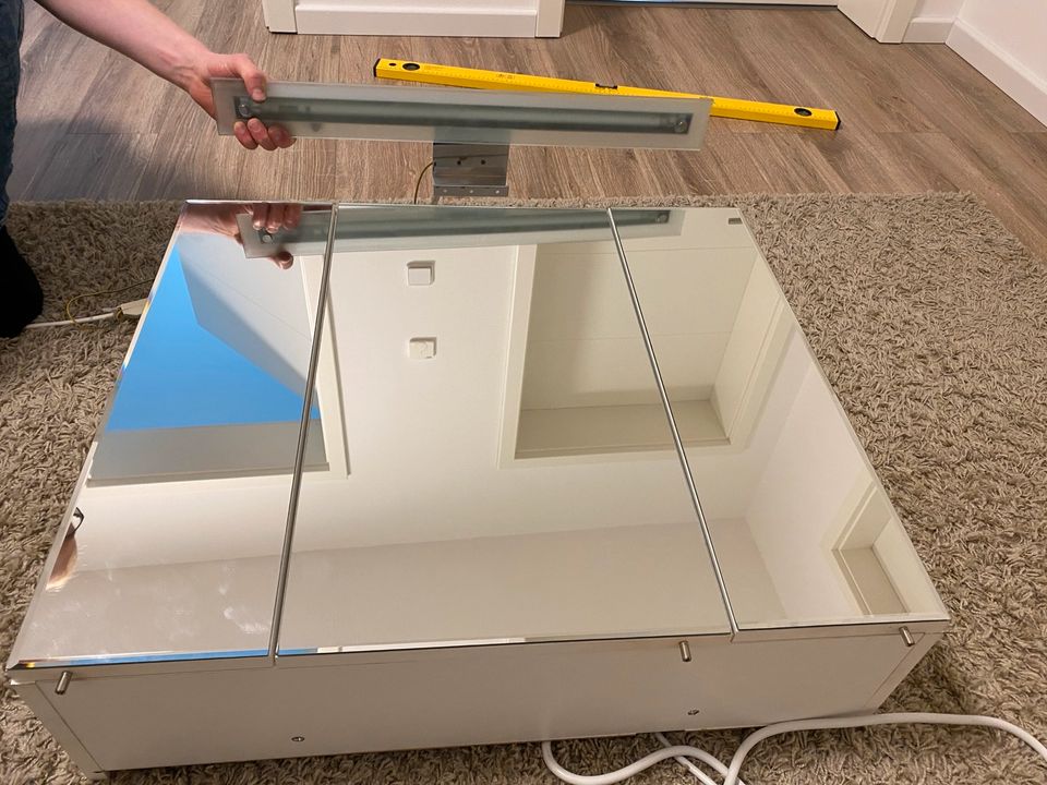 Spiegelschrank Badezimmer weiß 3-türig m. Beleuchtung Oberschrank in Ritterhude