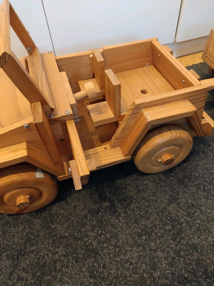 Holz Spielzeug Geländewagen mit Anhänger in Lohe-Rickelshof