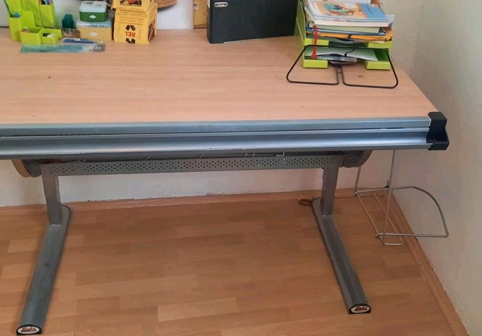 Schreibtisch mit Schreibtisch-Stuhl zu verkaufen in Neuleiningen
