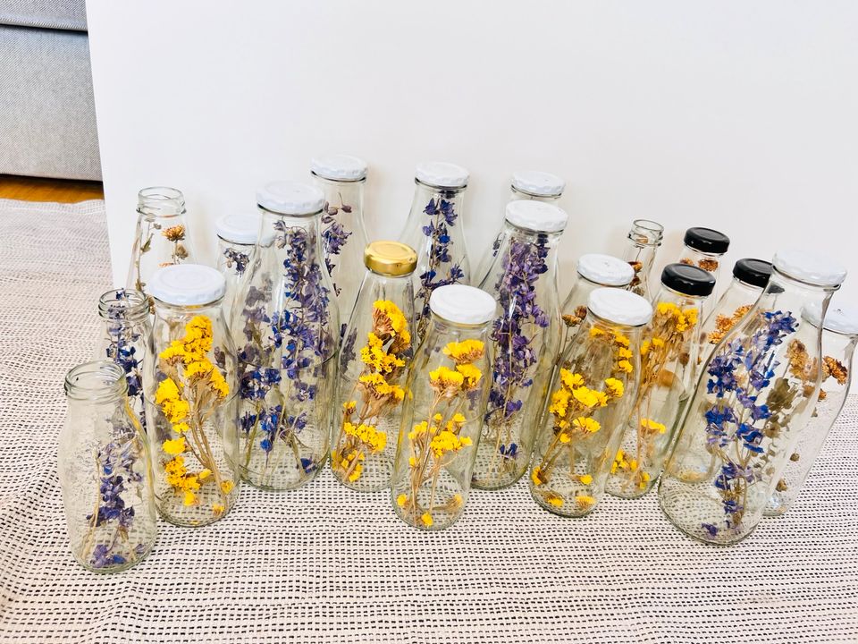 Hochzeitsdeko: Flaschen mit getrockneten Blumen in Nürnberg (Mittelfr)