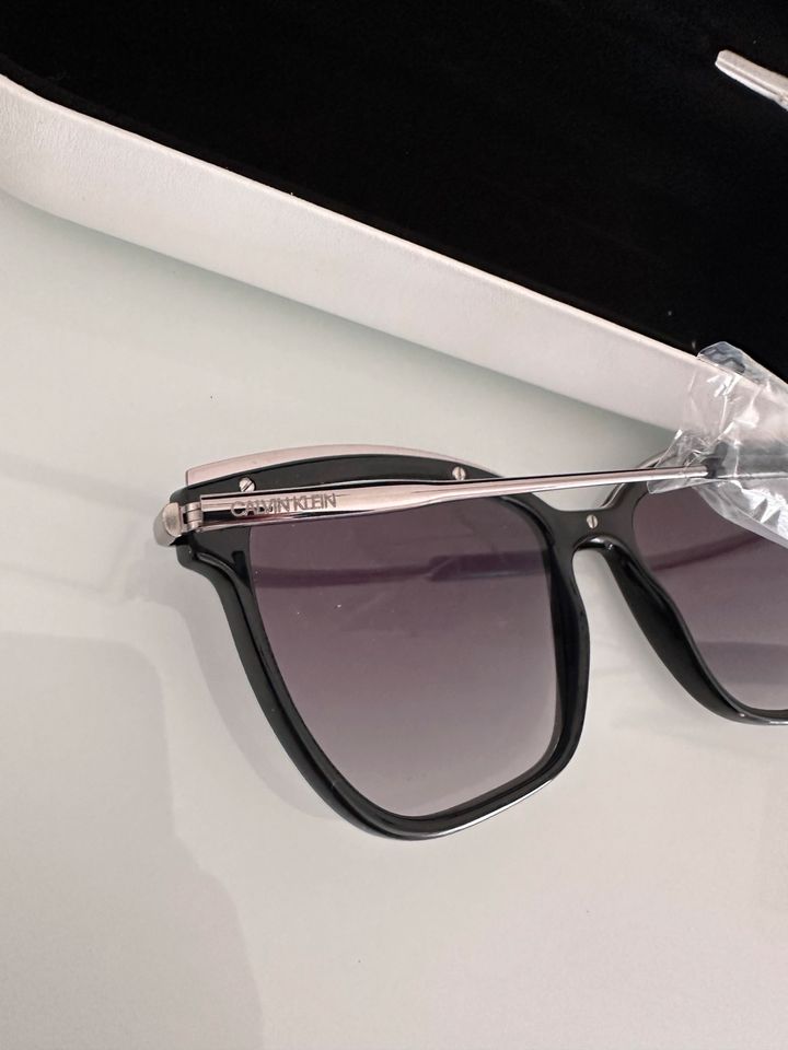 Calvin Klein Sonnenbrille in Forchheim