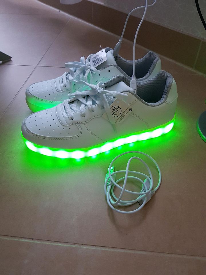 Esmara ☀️ LED Sneaker Schuhe weiß ✴ neu Gr 41 (7) in Saarbrücken