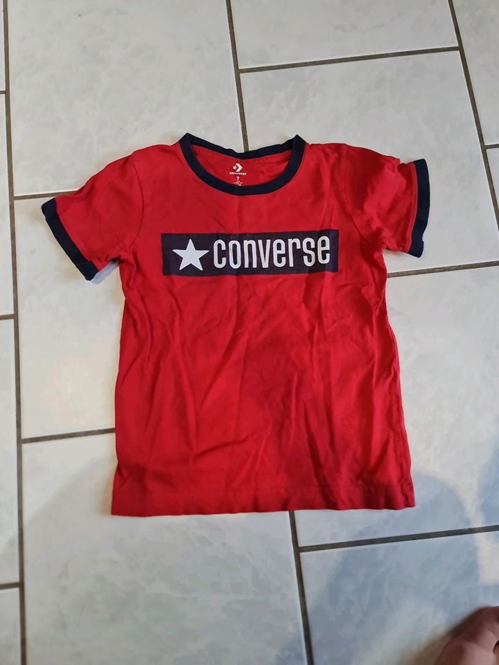 Tshirt in 116 converse rot in Kaufungen