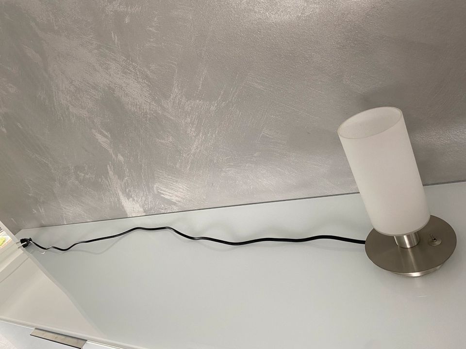 Nachttisch Lampe Silber weiß mit Schalter in Wittenförden