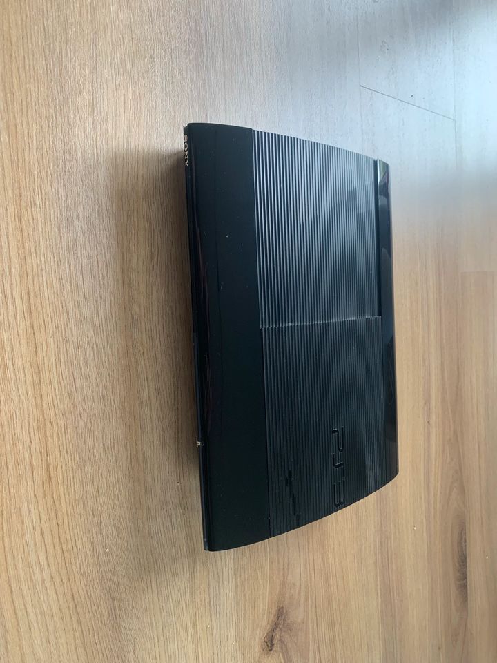 PlayStation3 super Slim 500gb mit Spielen und zwei Kontroller in Diemelstadt