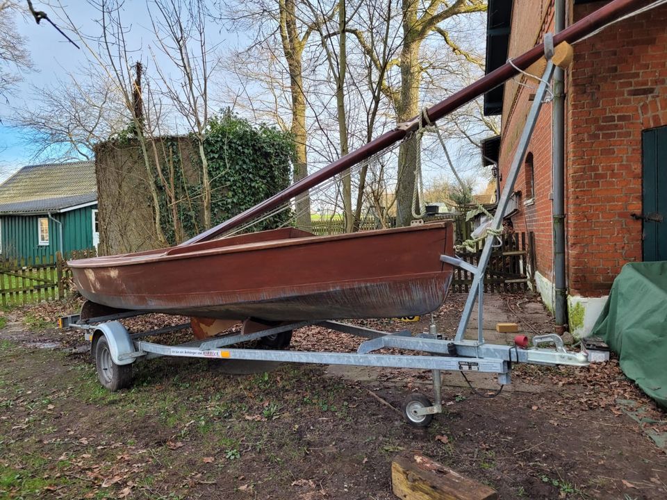 Segeljolle "Pirat" mit Straßentrailer und Zubehör in Plön 