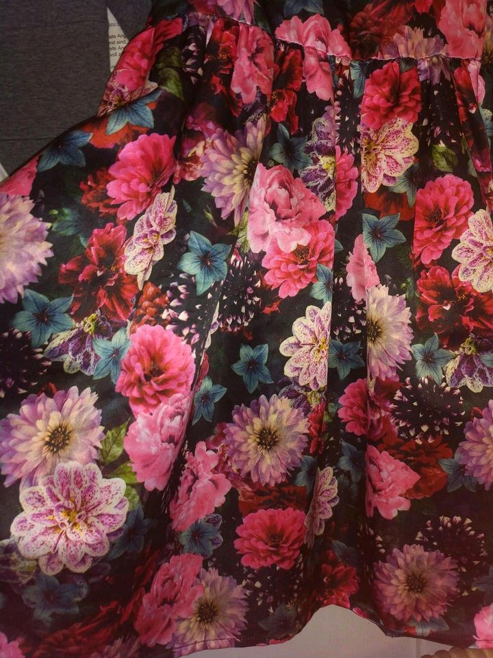 Traumkleid Kleid mit Blumen Dahlien Größe 164  a in Siek