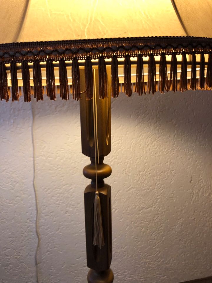 Stehlampe mit grossem Schirm Lampenschirm Lampe Vintage Holz in Dortmund