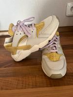 Nike Air Huarache 36,5 weiß gelb lila Hessen - Schrecksbach Vorschau