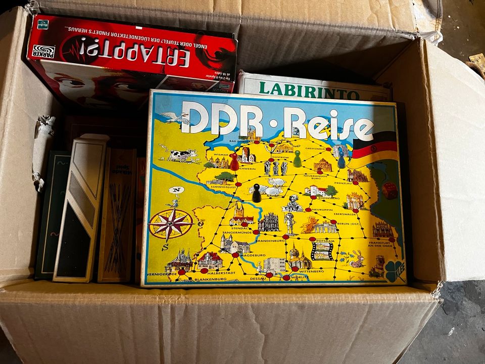 Kiste voll mit alten Gesellschaftsspielen in Gelsenkirchen