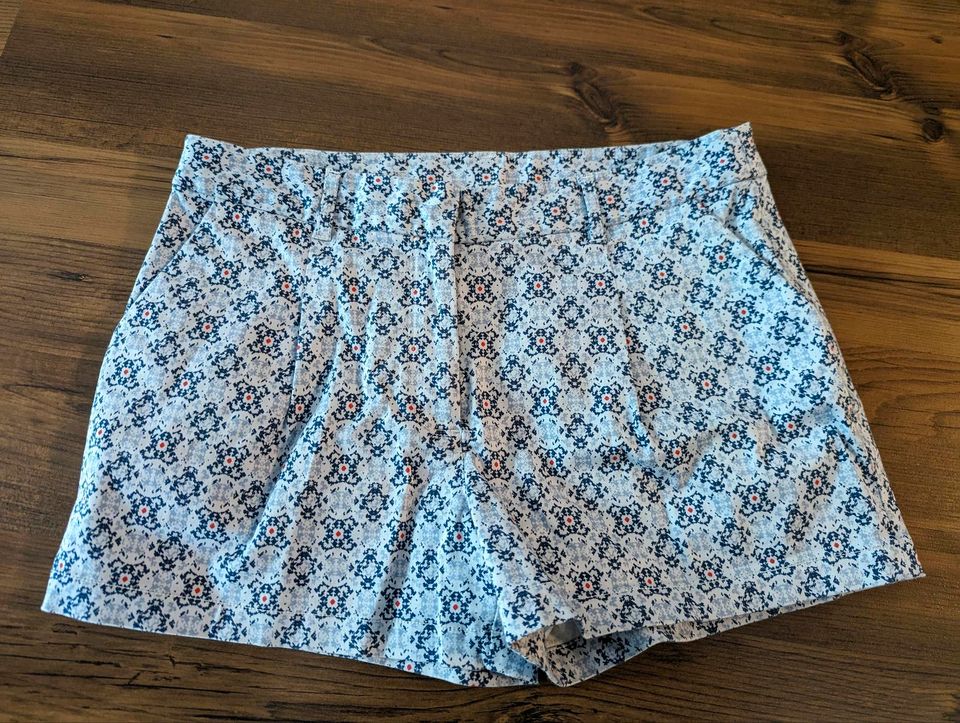 Hübsche Shorts / Hotpants v. Naf Naf Gr. 40 hellblau mit Muster in Uslar