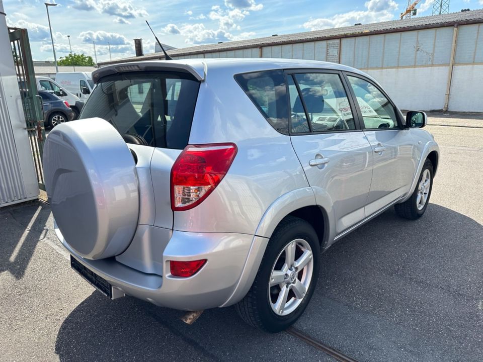 Toyota RAV 4x4 Sol 2.2 Klimaauto. Navi Temp. 177PS 2.H. in Graben-Neudorf