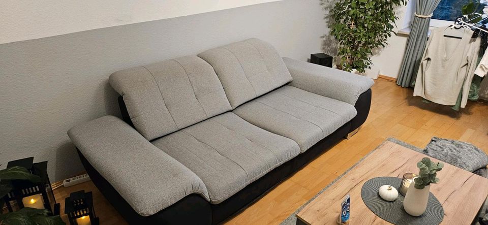 Couch in grau/schwarz in Quickborn