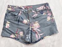 graue Jeansshort mit Blumen von Only, Gr. 34 Bayern - Thyrnau Vorschau
