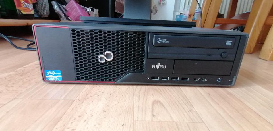 PC Fujitsu E700 E90+ 22 Zoll Monitor Dell P2210 + Speaker AX510 in Obernburg