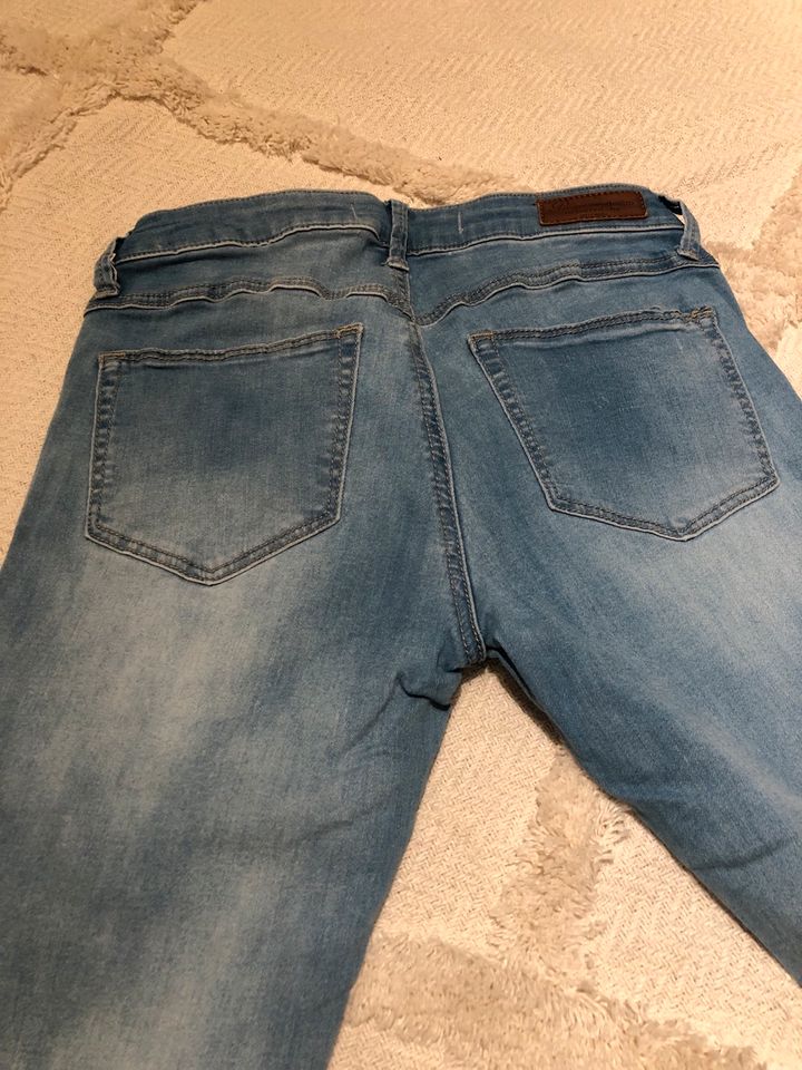 Jeans Tally Weijl 36 destroyed hellblau Hose in Oststeinbek