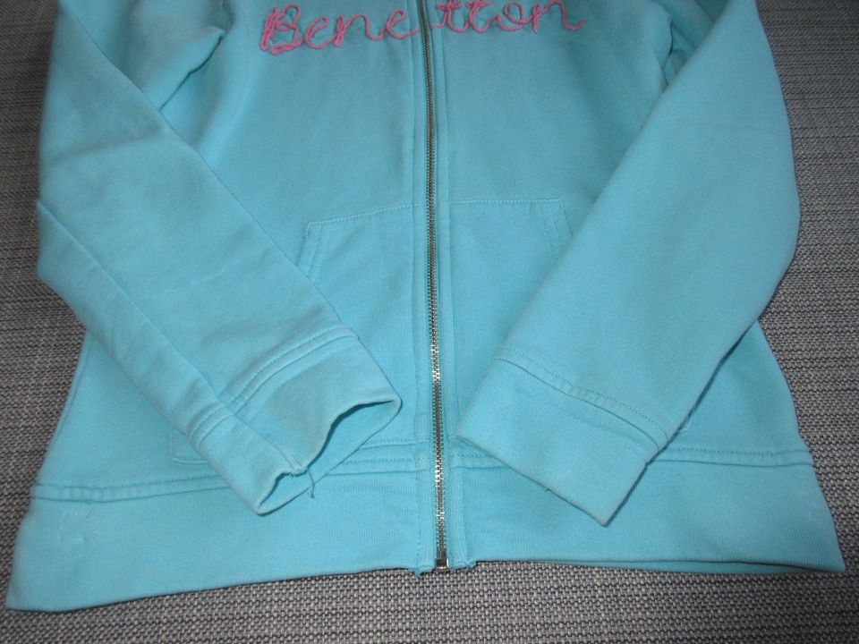 BENETTON Pullover Sweatjacke hellblau/rosa Größe 134/140 in Schneverdingen