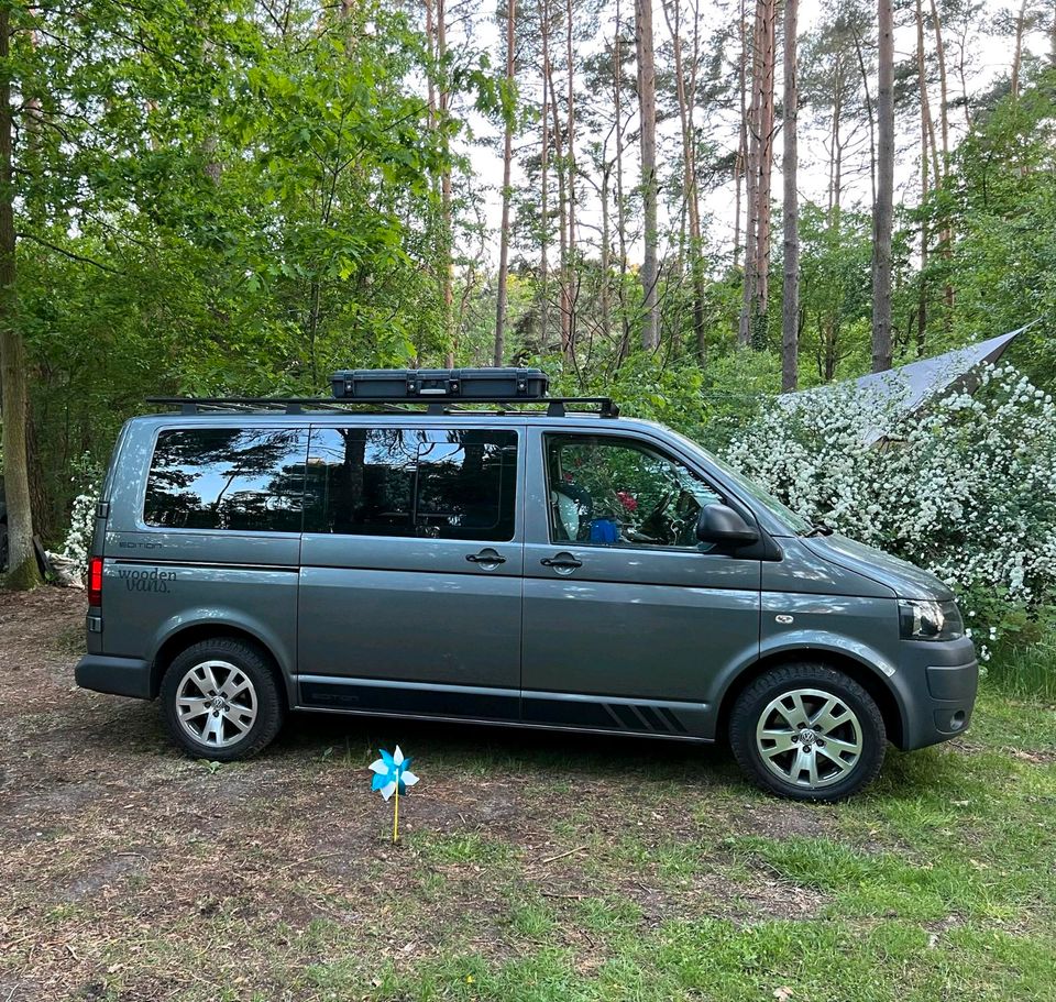 VW Bully T5 Camper woodenvans Holz Linoleum Ausbau in Berlin