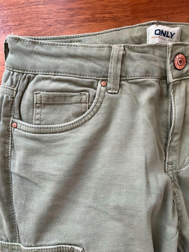 Only, Damen-Cargo Jeans, Größe 34/30, grün in Friedrichshafen