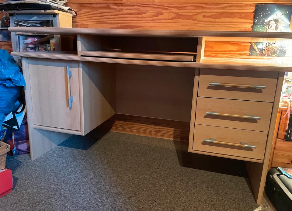 Schreibtisch aus Holz mit Schubladen, Fach und Tastaturauszug in Lengerich