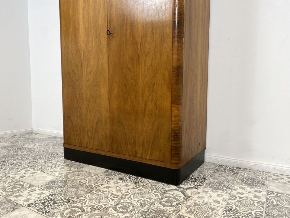 WMK Hochwertiger und sehr gut erhaltener Art Deco Kleiderschrank von Brumax , Vollholz in edlem Wurzelholz # Schrank Wäscheschrank Wardrobe Schlafzimmerschrank Reihenbücherschrank Vintage Mid-Centur in Berlin