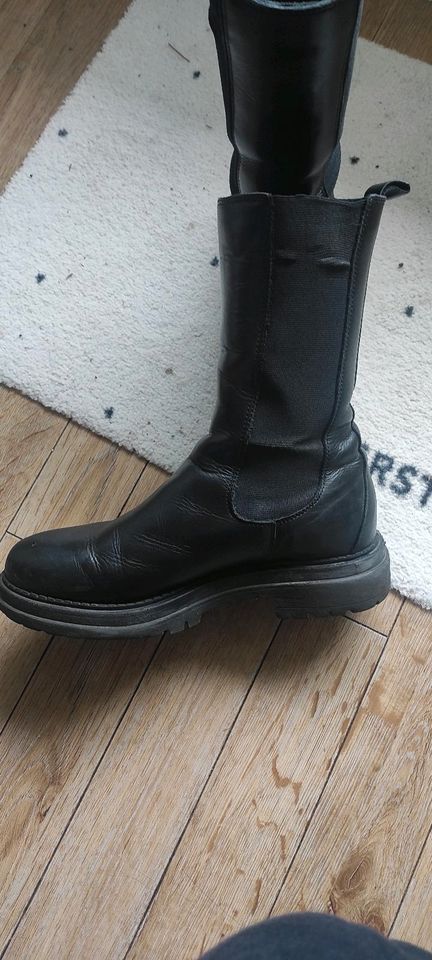 Verschiedene Leder Stiefel in Kiel