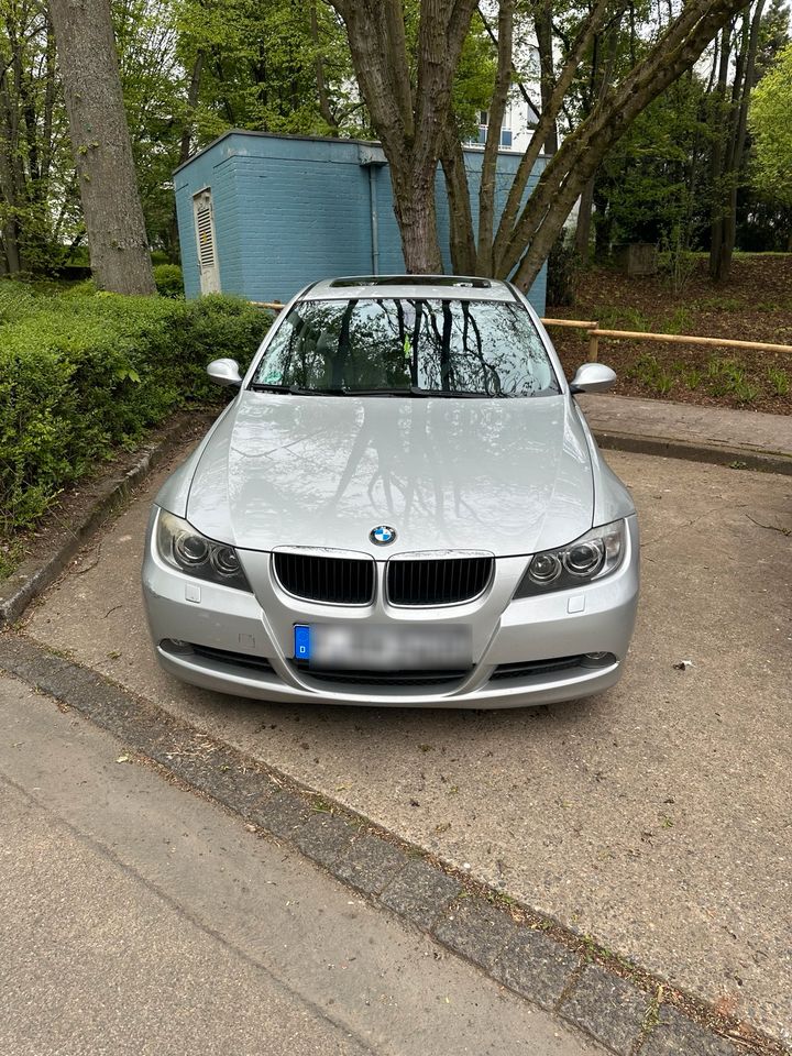 BMW 320i Sitzheizung Klimaanlage SCHECKHEFT in Frankfurt am Main