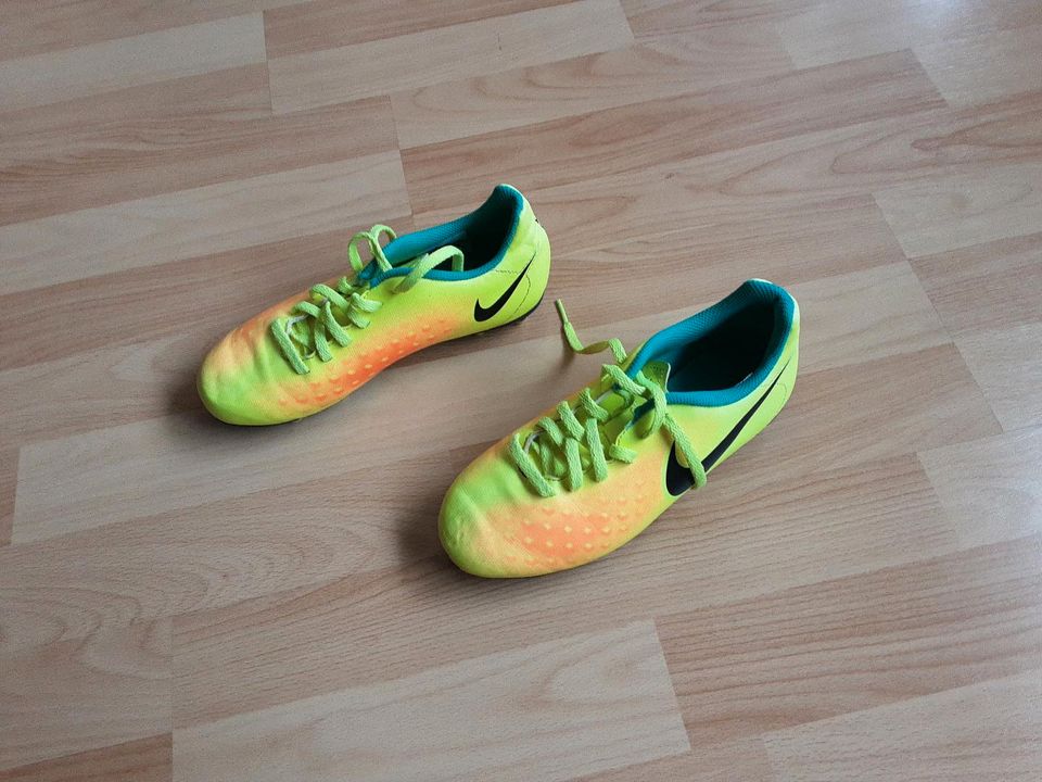 Fußballschuhe in Gr. 34 von Nike in Stuttgart