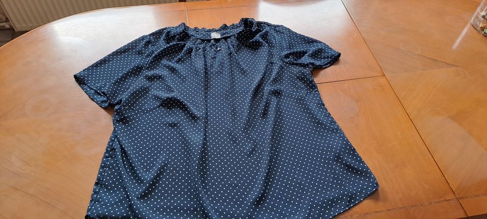 Dunkelblaue Bluse mit weißen Punkten, Fair Lady, Größe 50 in Brilon