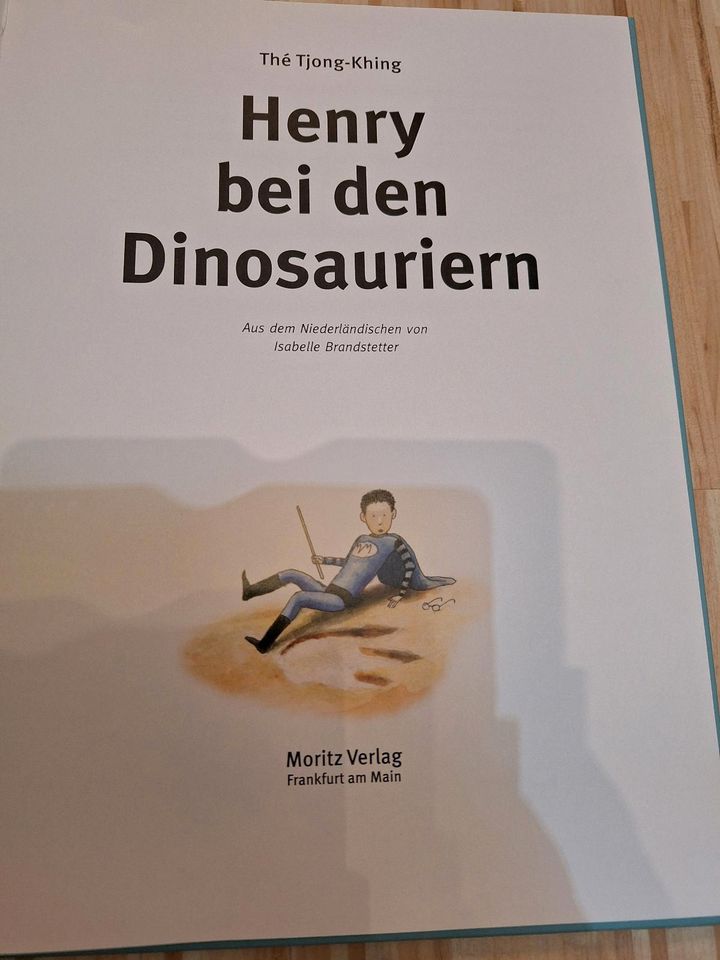 Thé Tjong-Khing Henry bei den Dinosauriern in Mainz