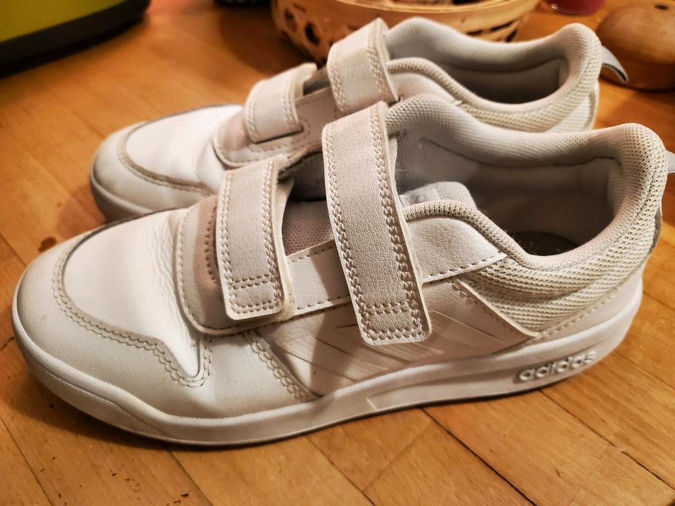 Adidas Turn- und Hallenschuhe weiß, wie neu! in Berlin