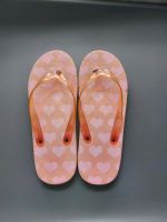 Badelatschen Zehentrenner rosa mit Herzen Flip Flops Saunaschuhe Sachsen - Lengenfeld Vogtland Vorschau